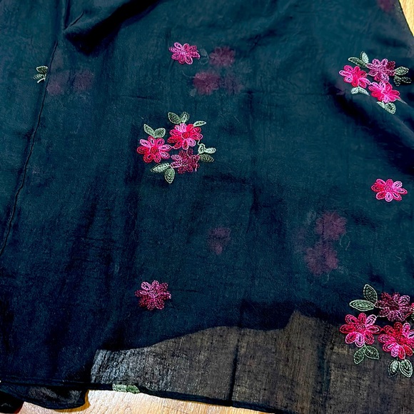NWT Embroidered Wrap - Picture 2 of 4